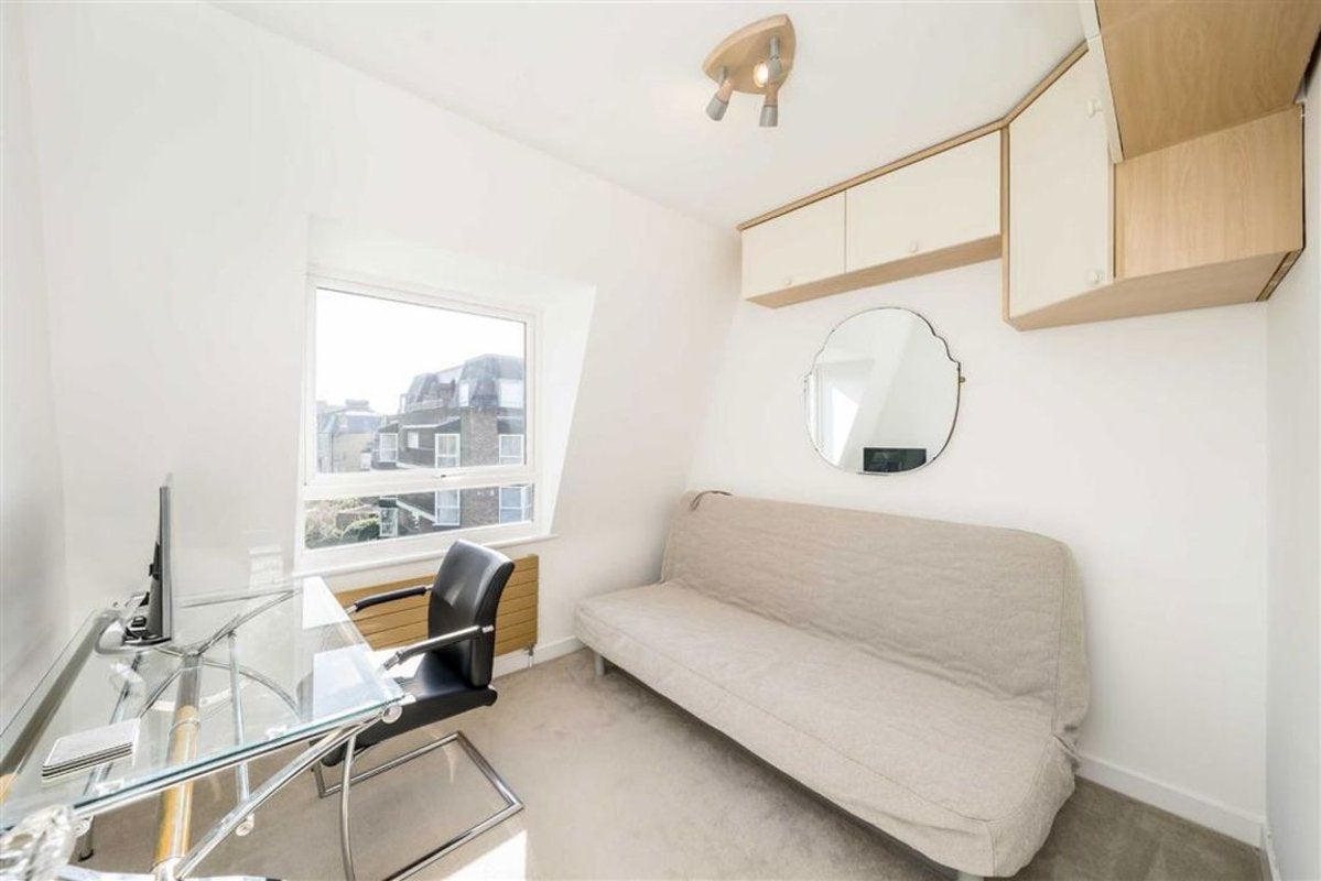 Flat Twickenham Road in Greater London
