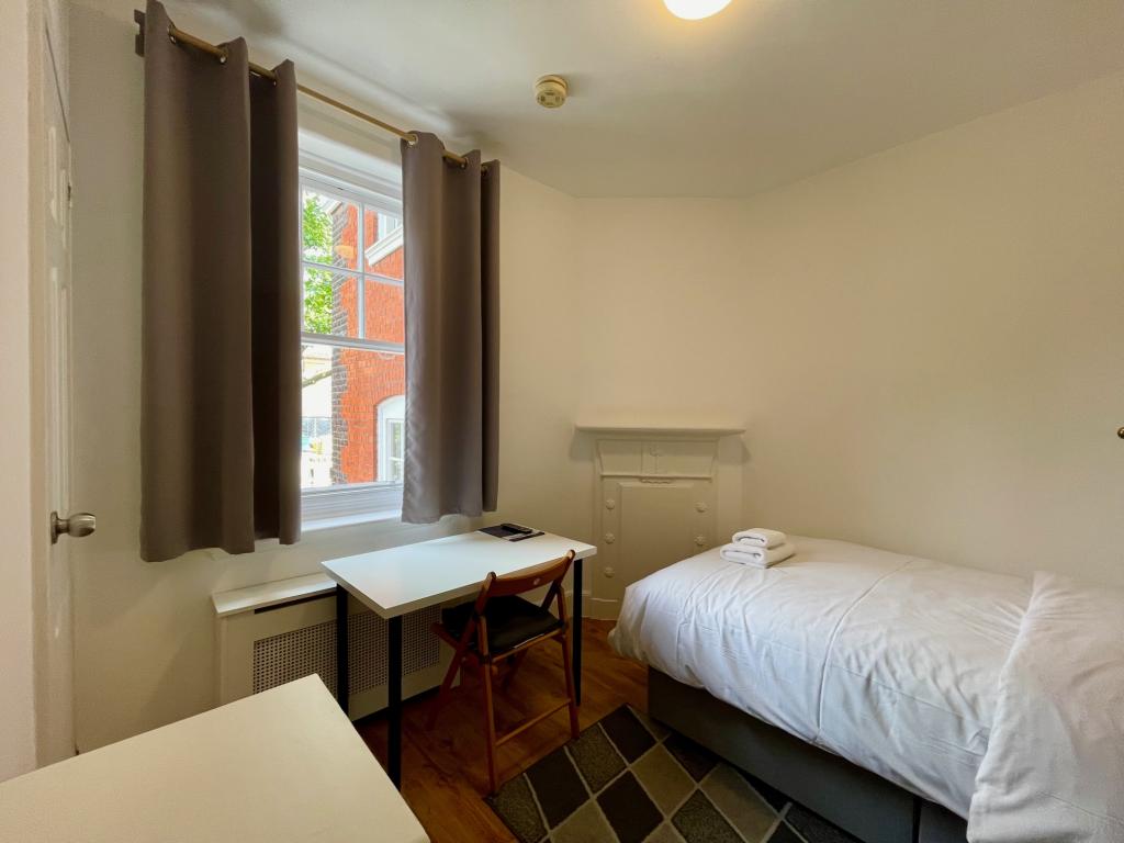 Flat Fulham Palace Road in Greater London