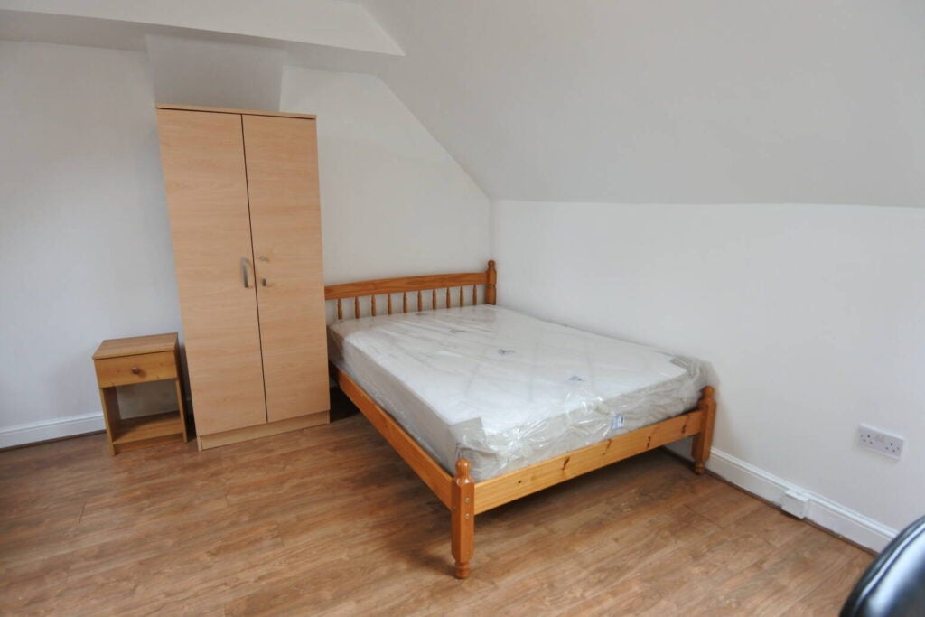 Flat Wakemans Hill Avenue in Greater London