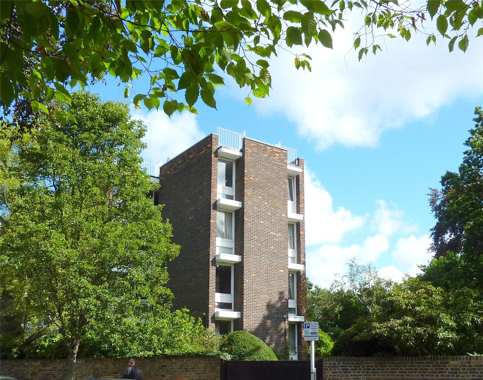 Flat Kew Gardens Road in Greater London