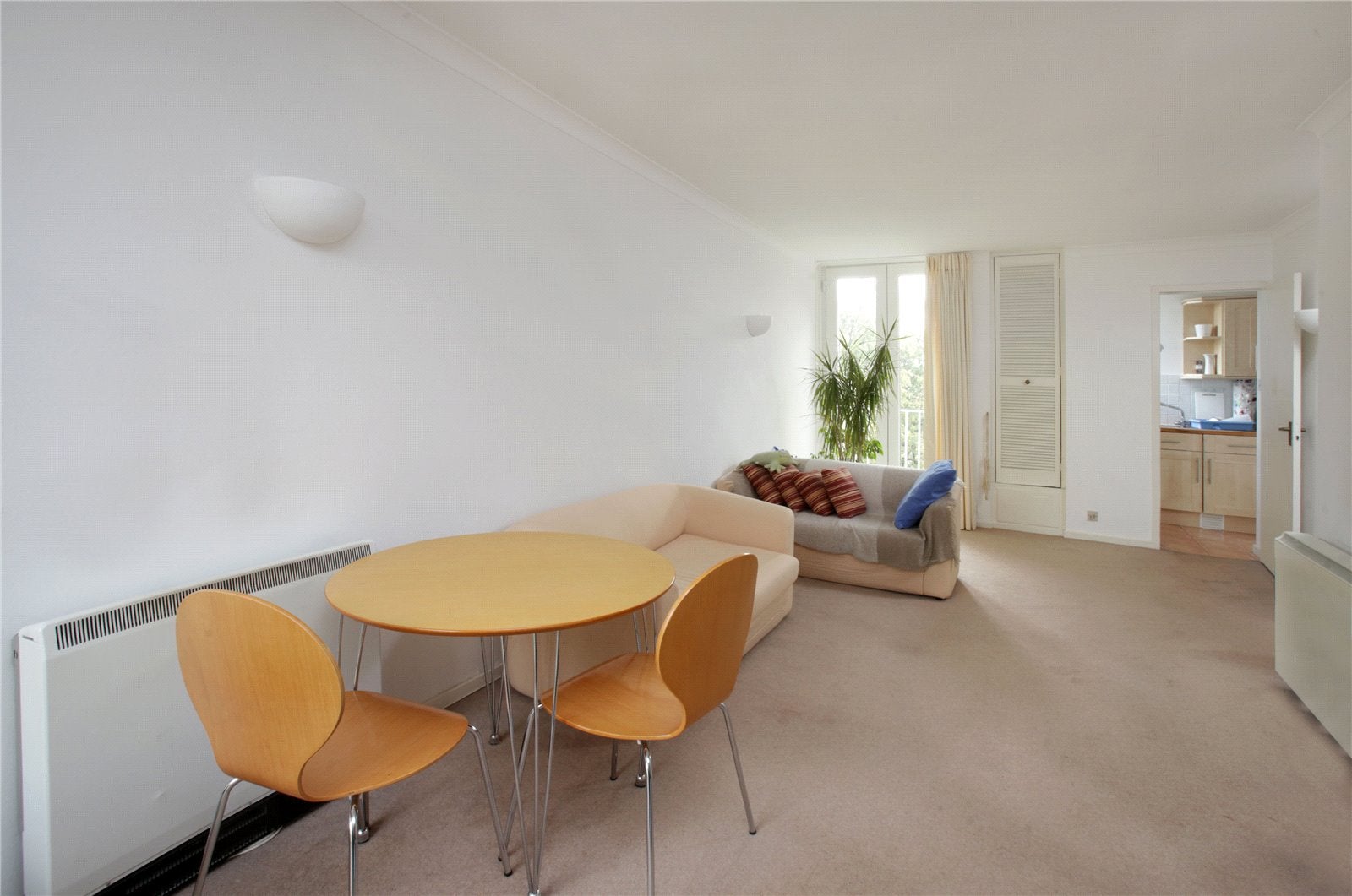 Flat Kew Gardens Road in Greater London