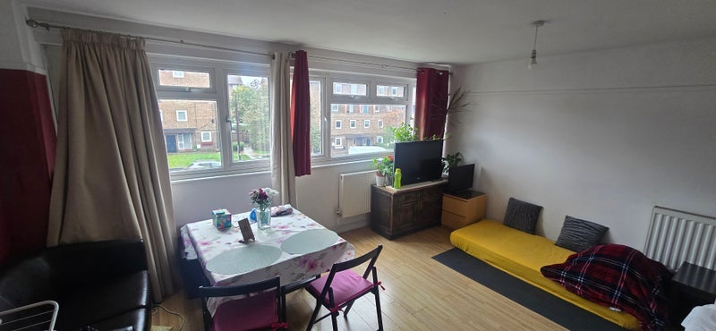 Room Charles Grinling Walk in Greater London