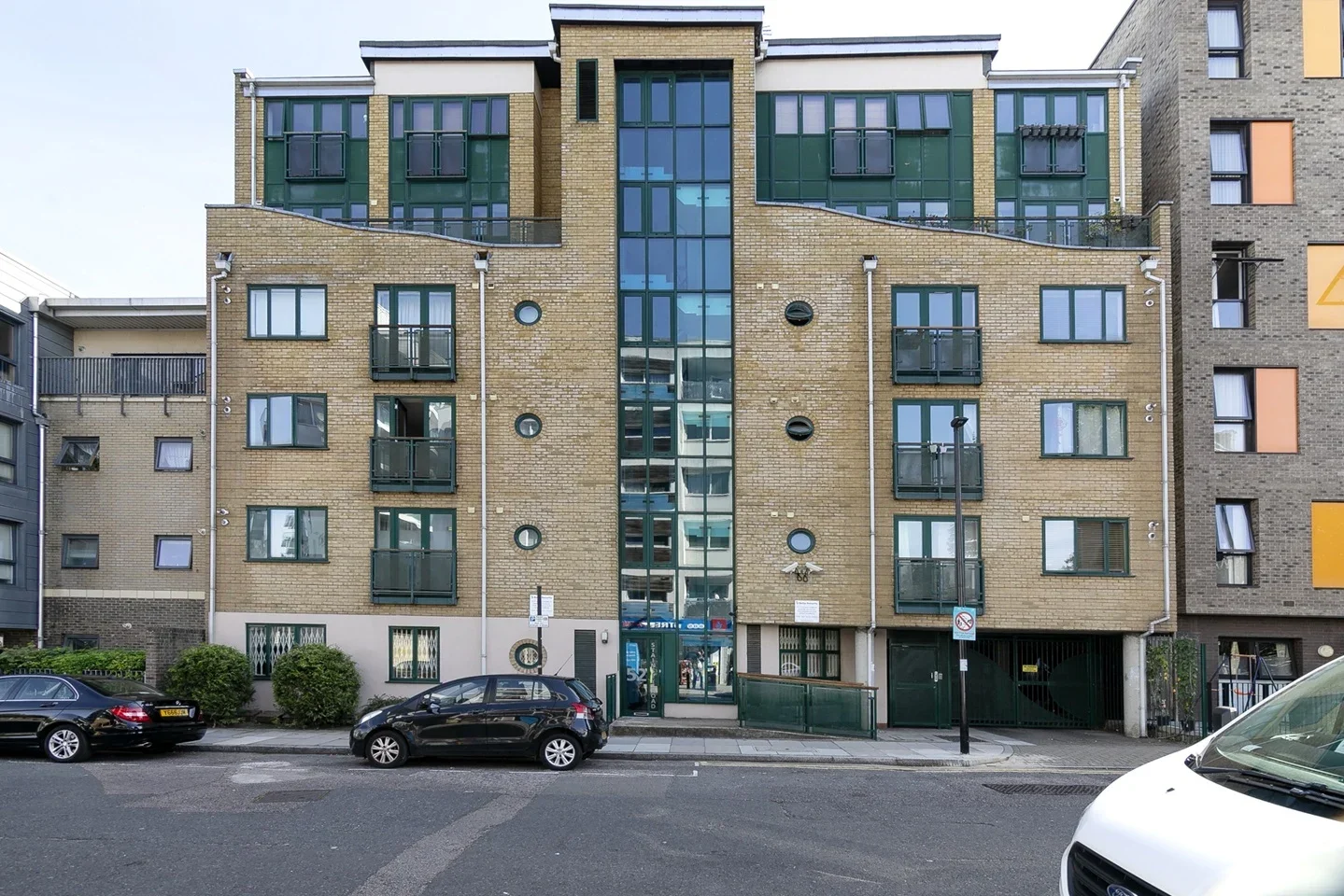 Flat Stainsby Road in Greater London