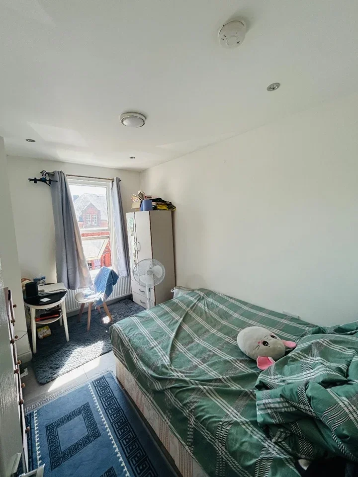 Room High Road Leytonstone in Greater London