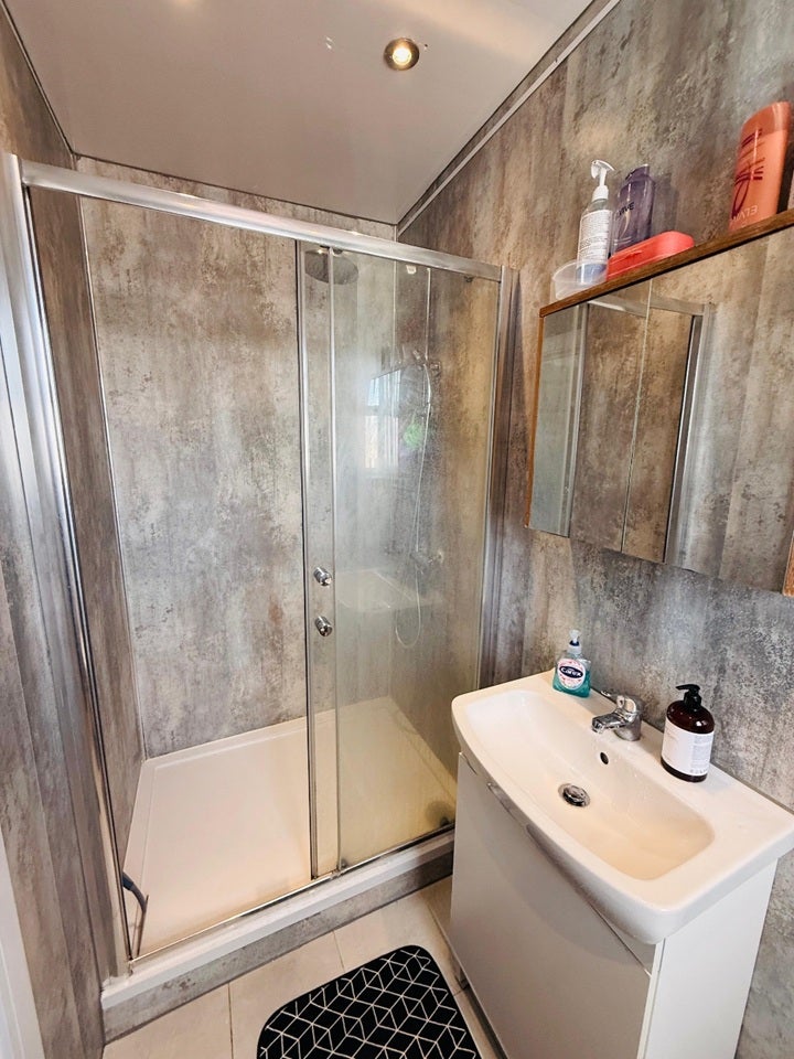 Room High Road Leytonstone in Greater London