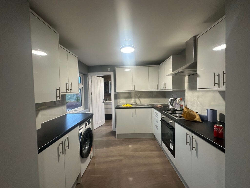 Flat Reigate Road in Greater London