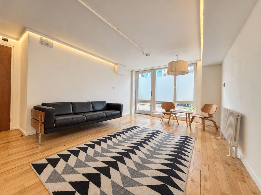 Flat Tanners Hill in Greater London