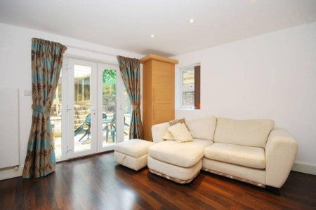 Flat Quex Road in Greater London