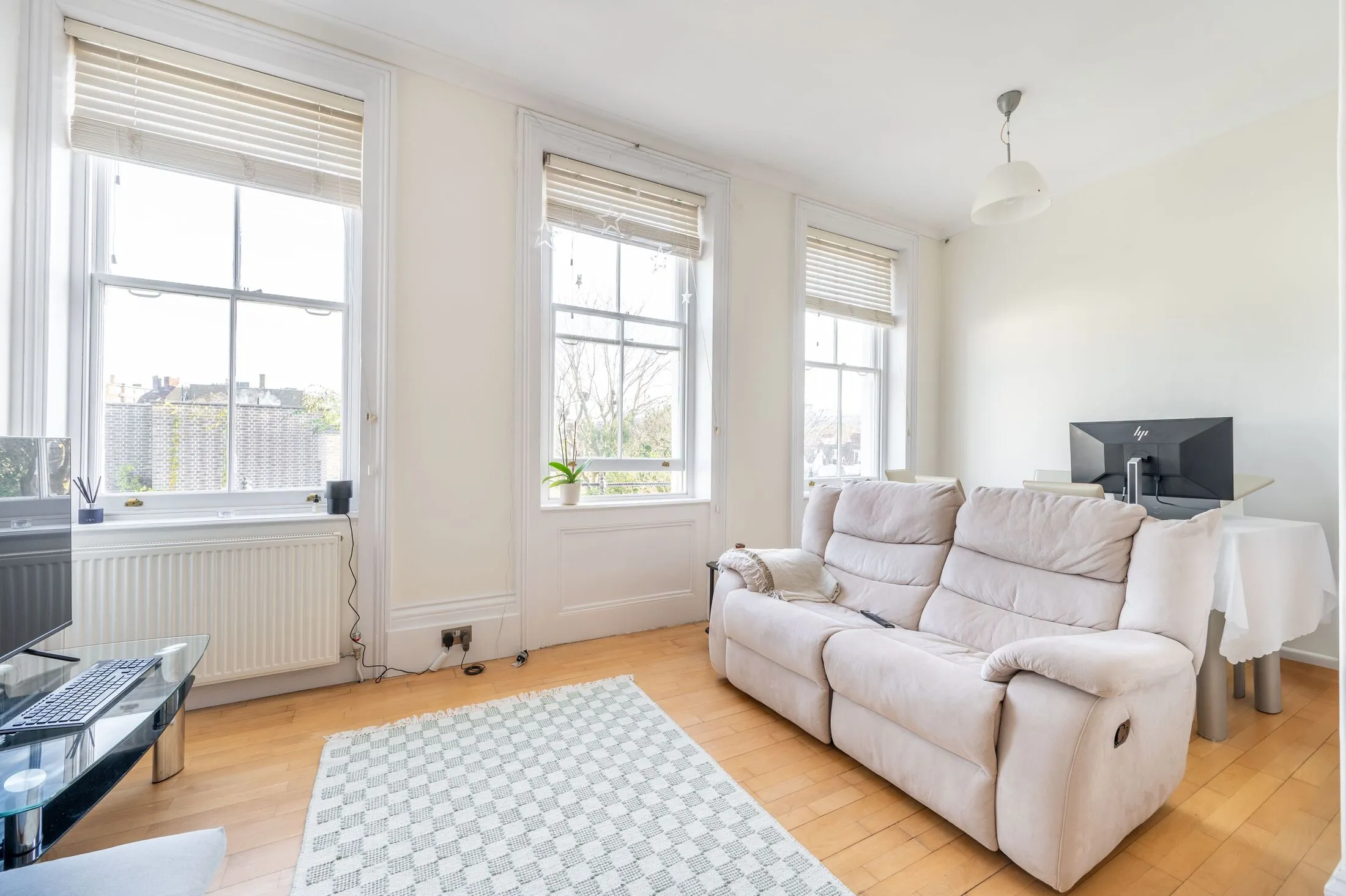 Flat Holland Street in Greater London