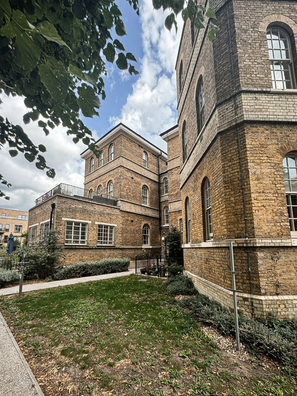 Flat Richard Tress Way in London