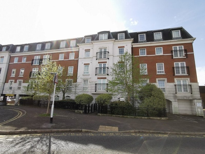 Flat Station Approach in Epsom and Ewell