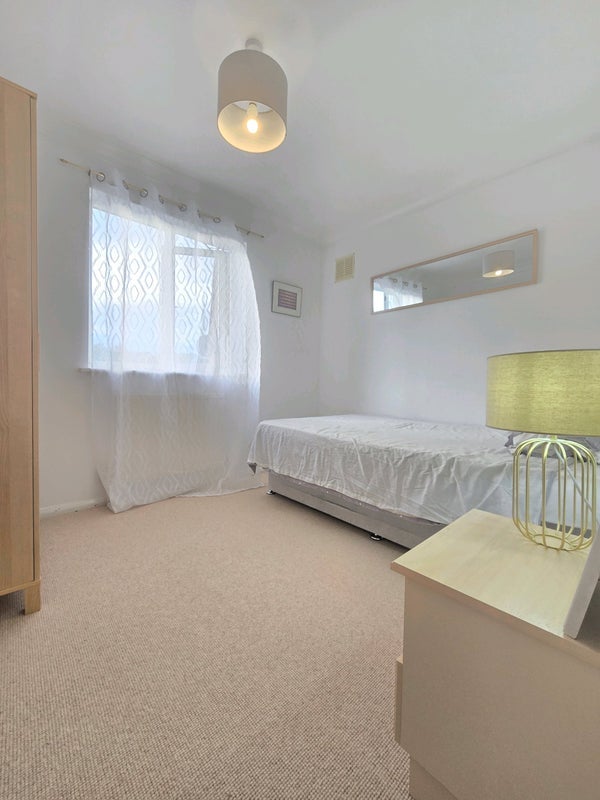 Room Amberley Road in Slough