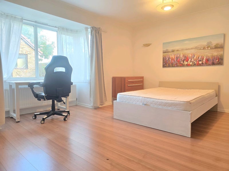 Room Amberley Road in Slough