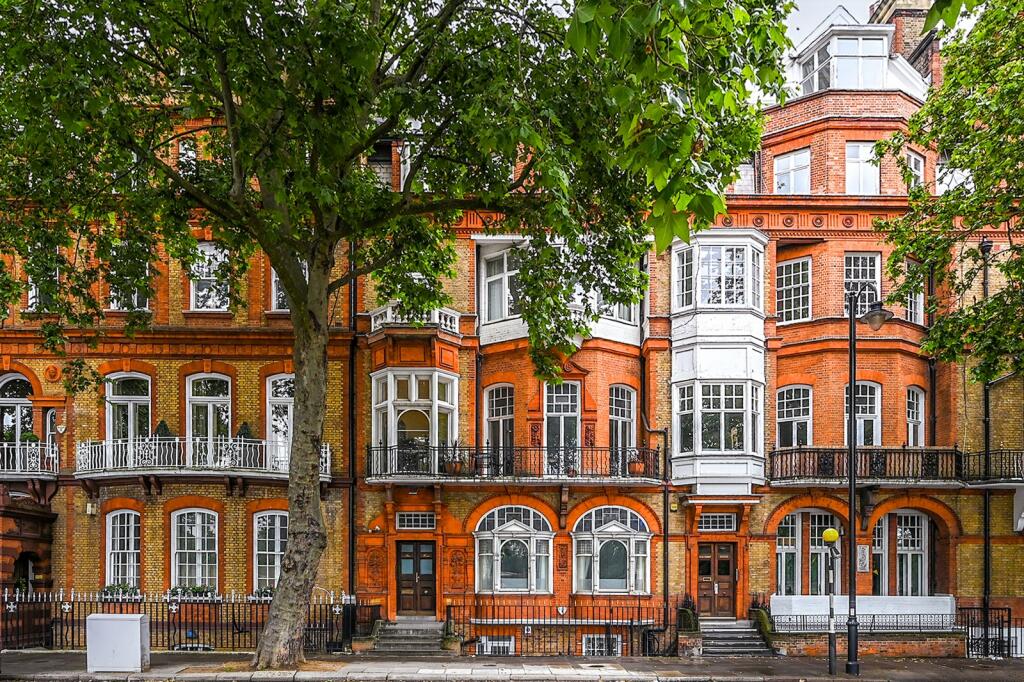 Flat Chelsea Embankment in Greater London