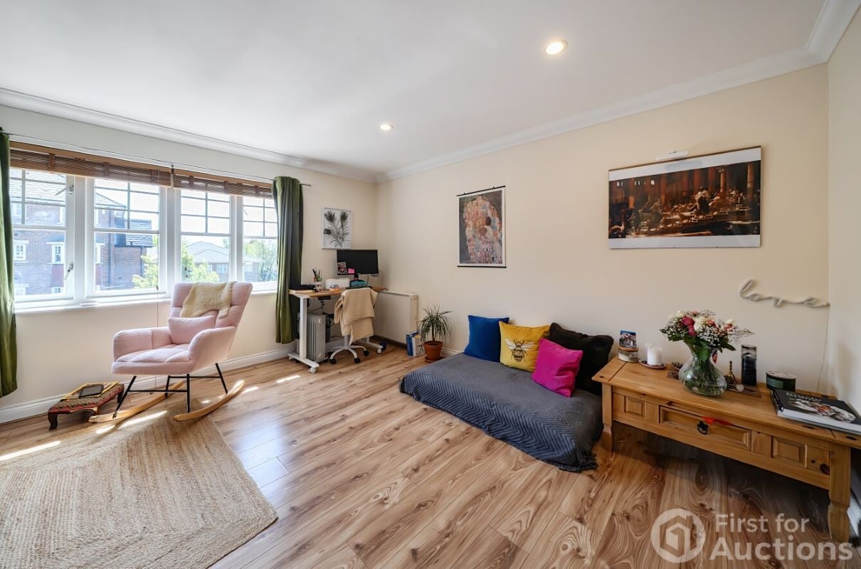 Flat Fawcett Close in Greater London