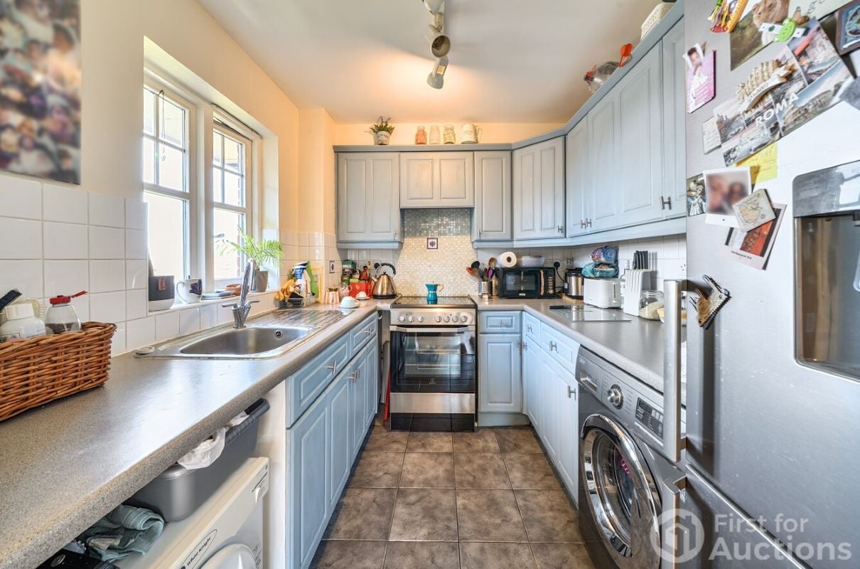 Flat Fawcett Close in Greater London