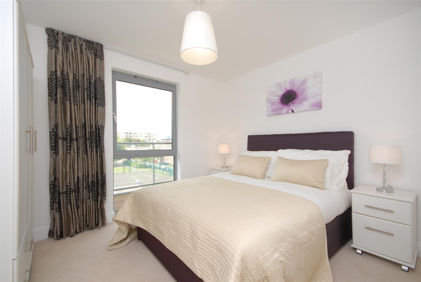 Flat Christian Street in Greater London