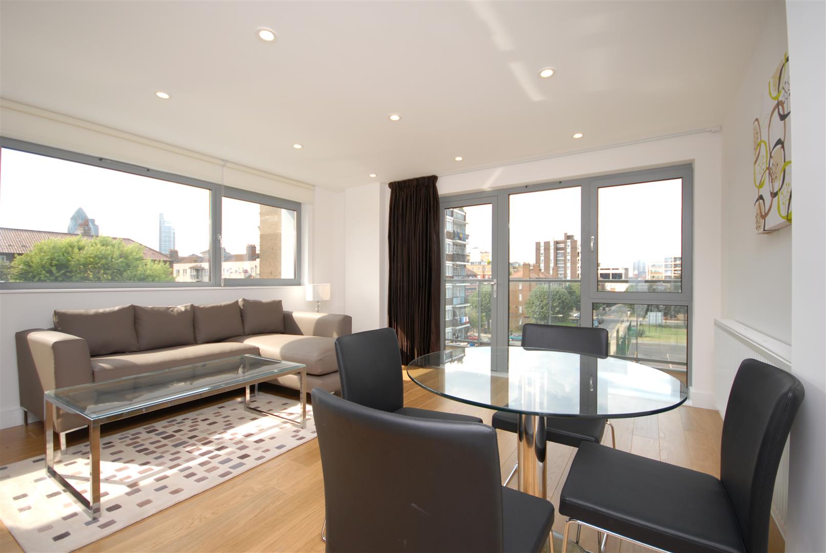 Flat Christian Street in Greater London