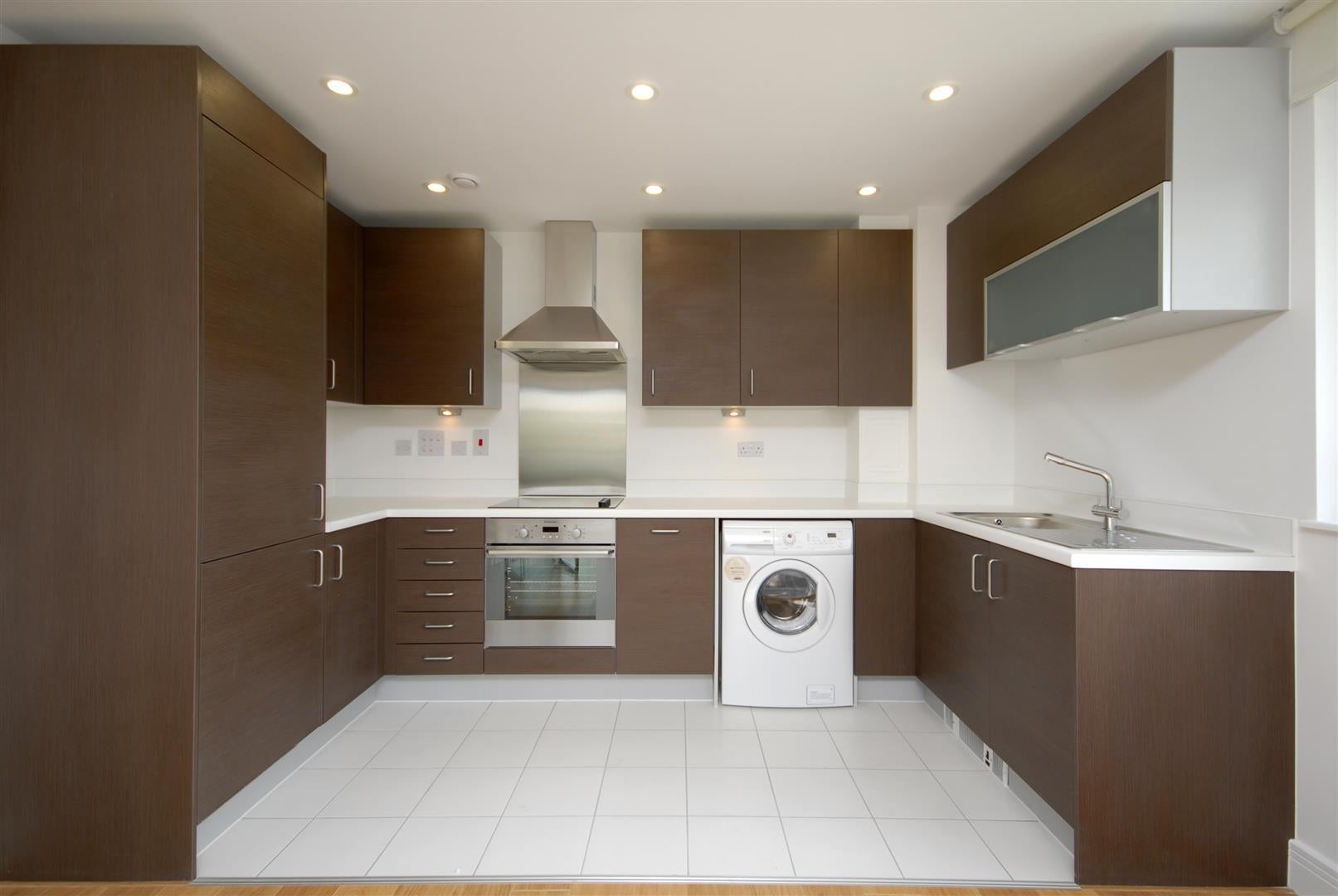 Flat Christian Street in Greater London