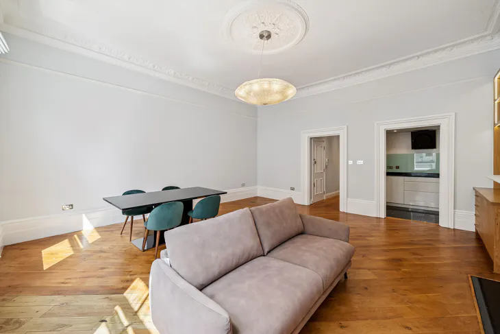 Flat Gloucester Road in Greater London