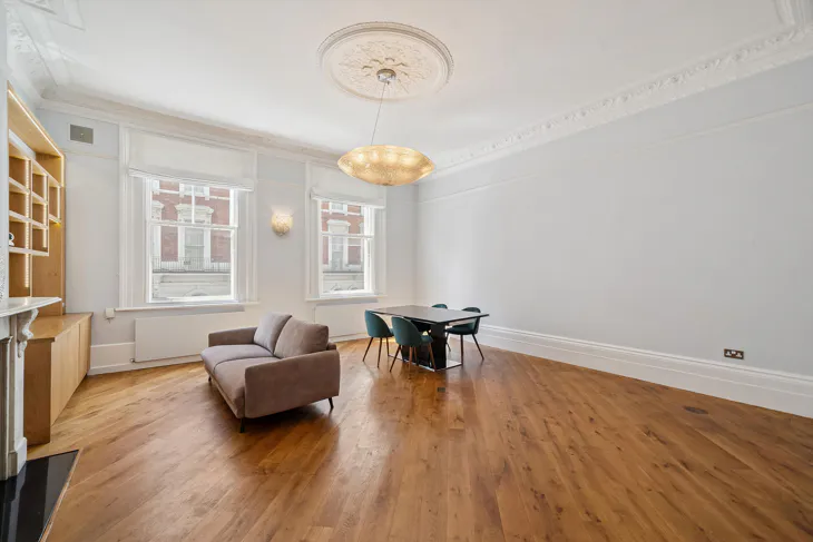 Flat Gloucester Road in Greater London