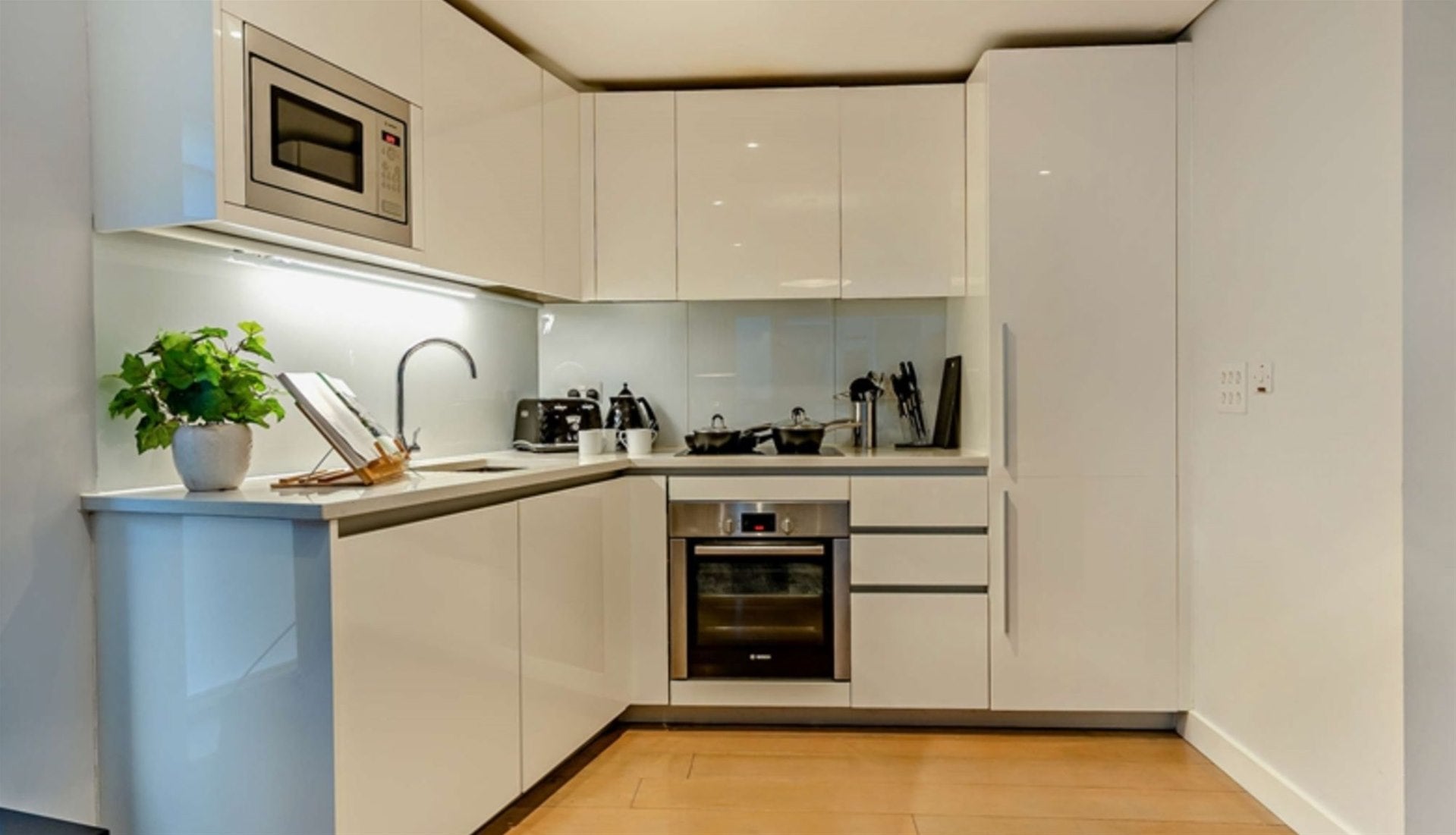 Flat Merchant Square in City of Westminster