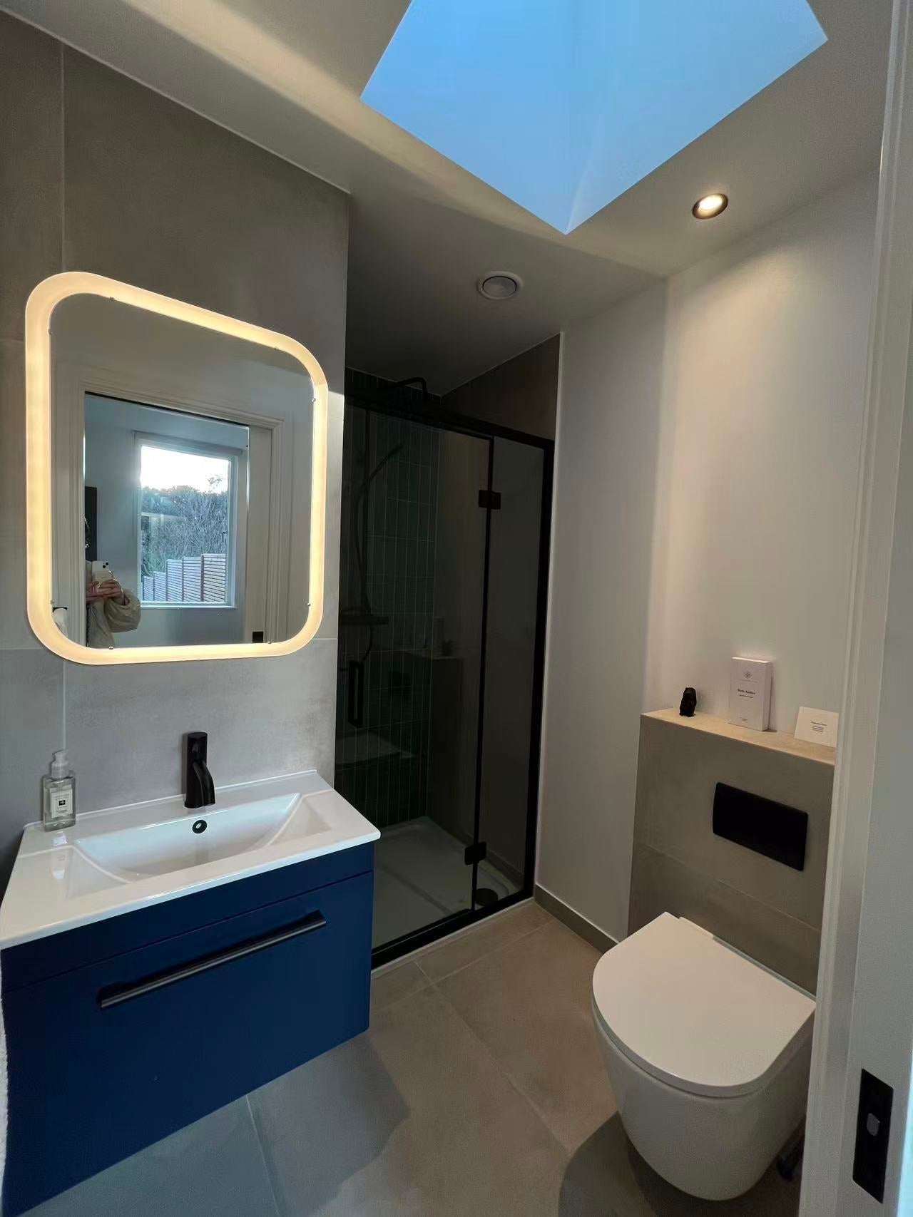 Flat Rosemont Road in Greater London