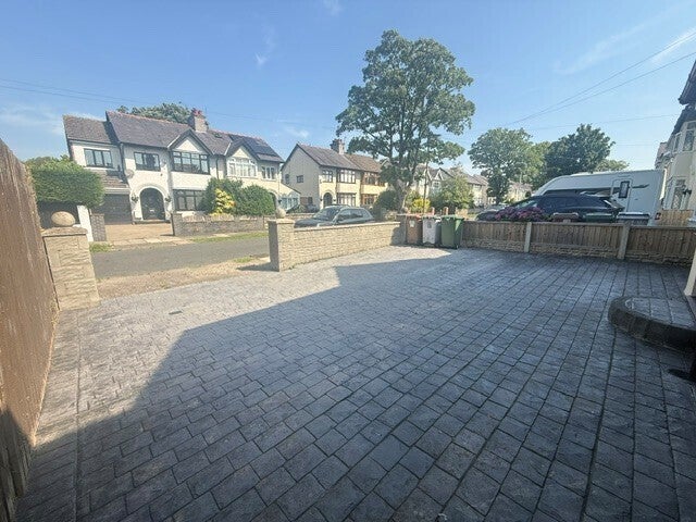 Flat Princes Avenue in Bromborough