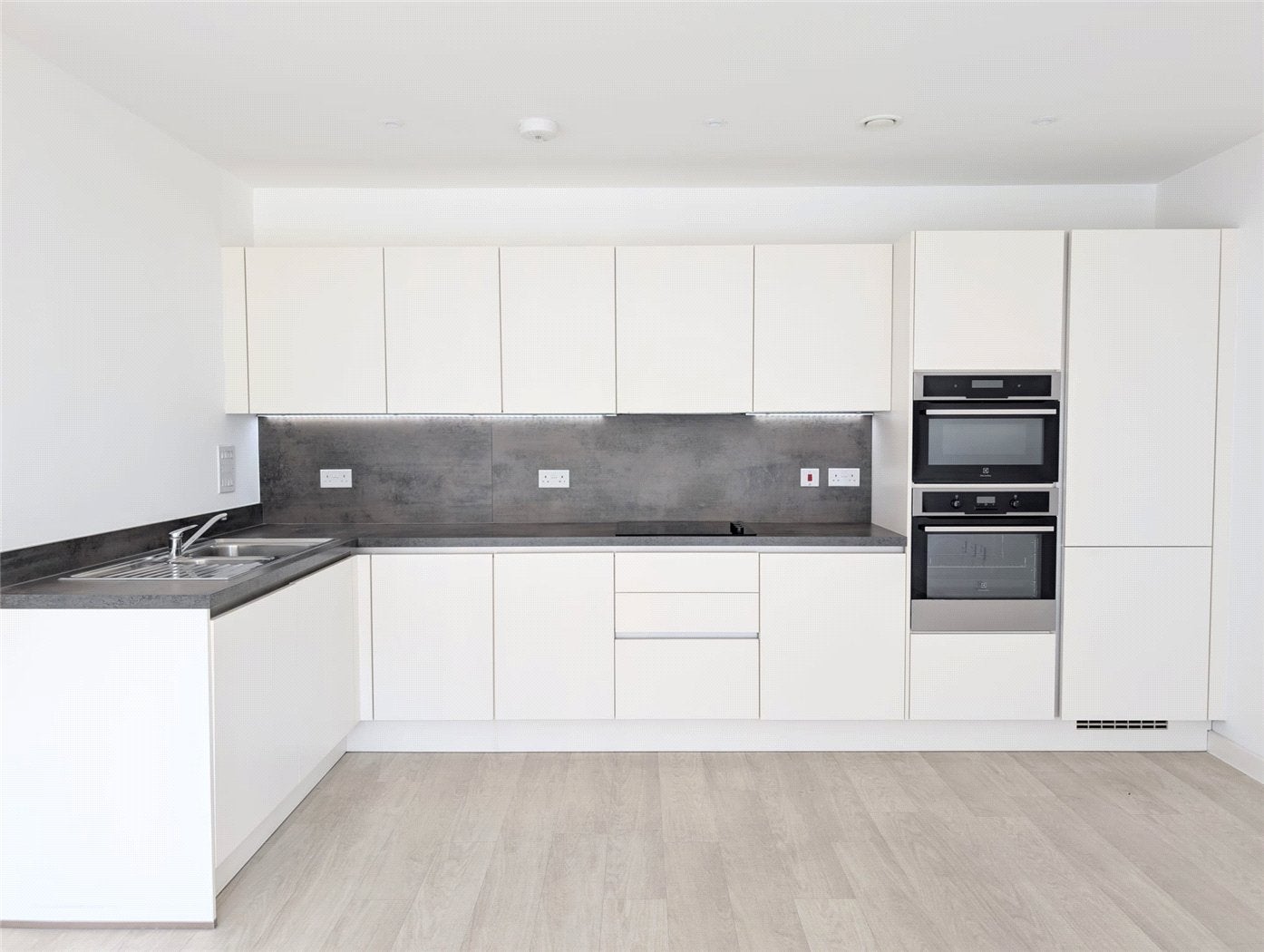 Flat Kenley Avenue in Greater London