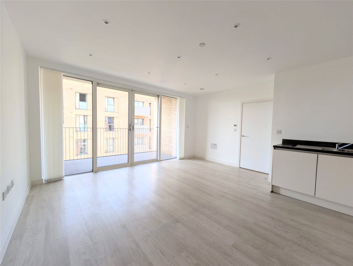 Flat Kenley Avenue in Greater London