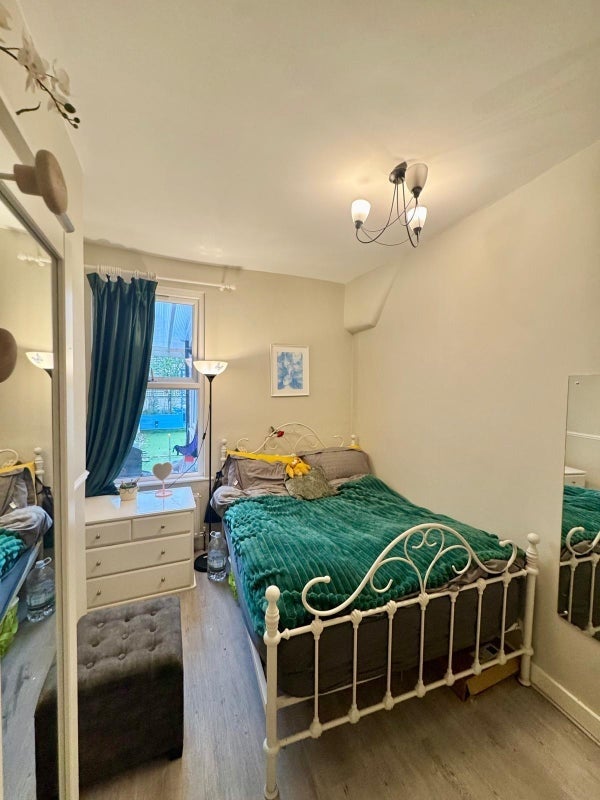 Room Bull Road in Greater London