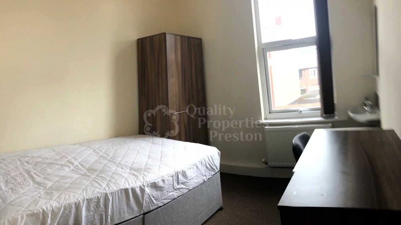 Flat Balfour Road in Preston