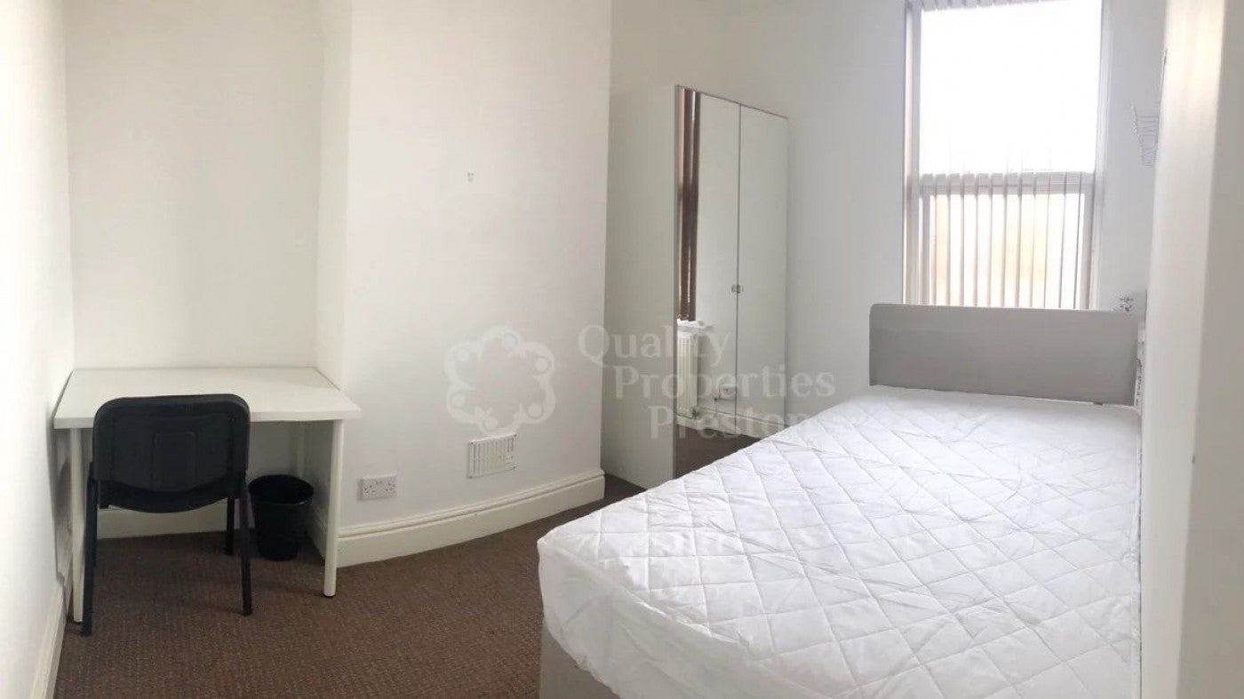 Flat Balfour Road in Preston