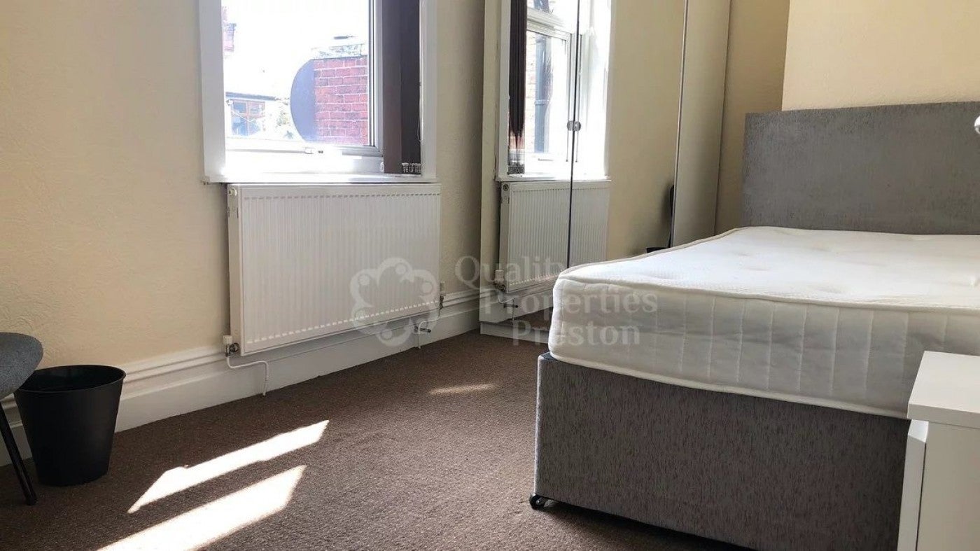 Flat Balfour Road in Preston