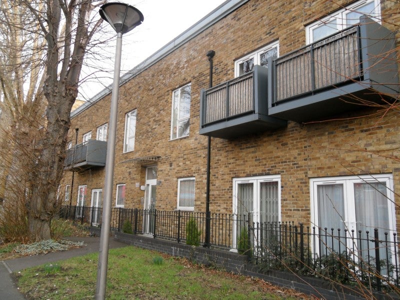 Flat Tower Mews in Greater London