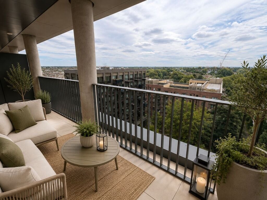 Flat Monarch Square in Greater London