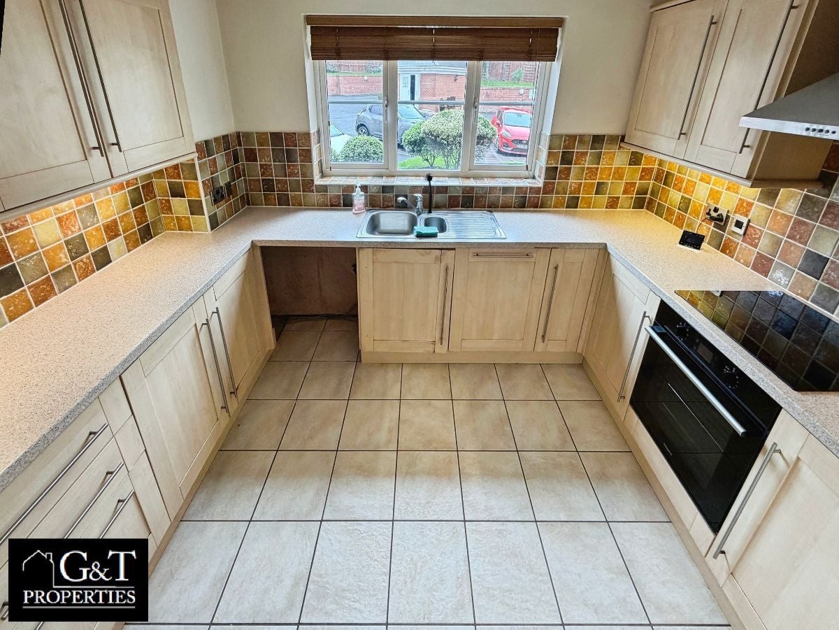 Flat Dibdale Road West in Coseley