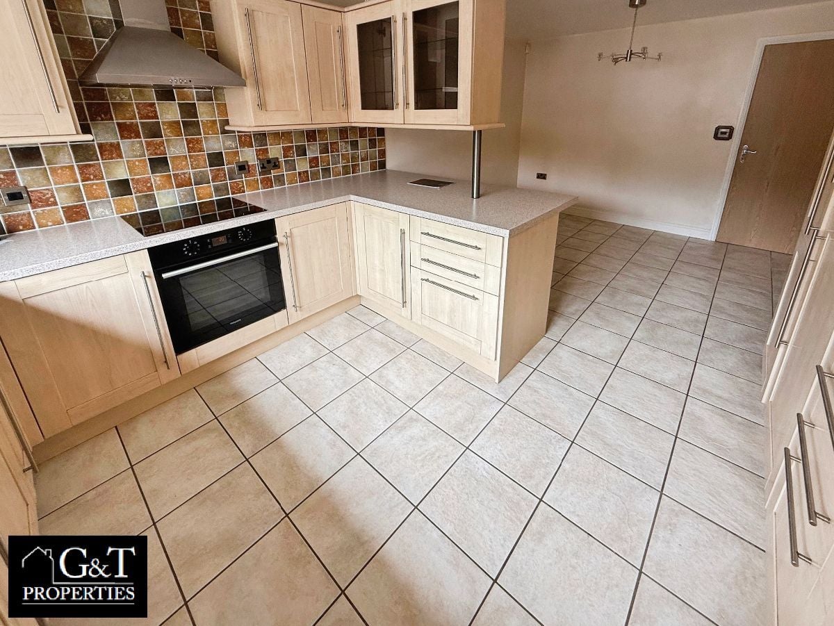 Flat Dibdale Road West in Coseley