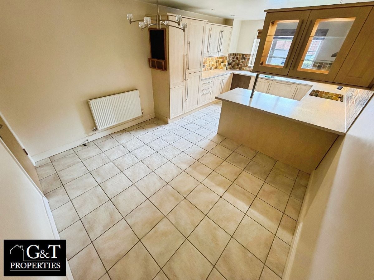 Flat Dibdale Road West in Coseley