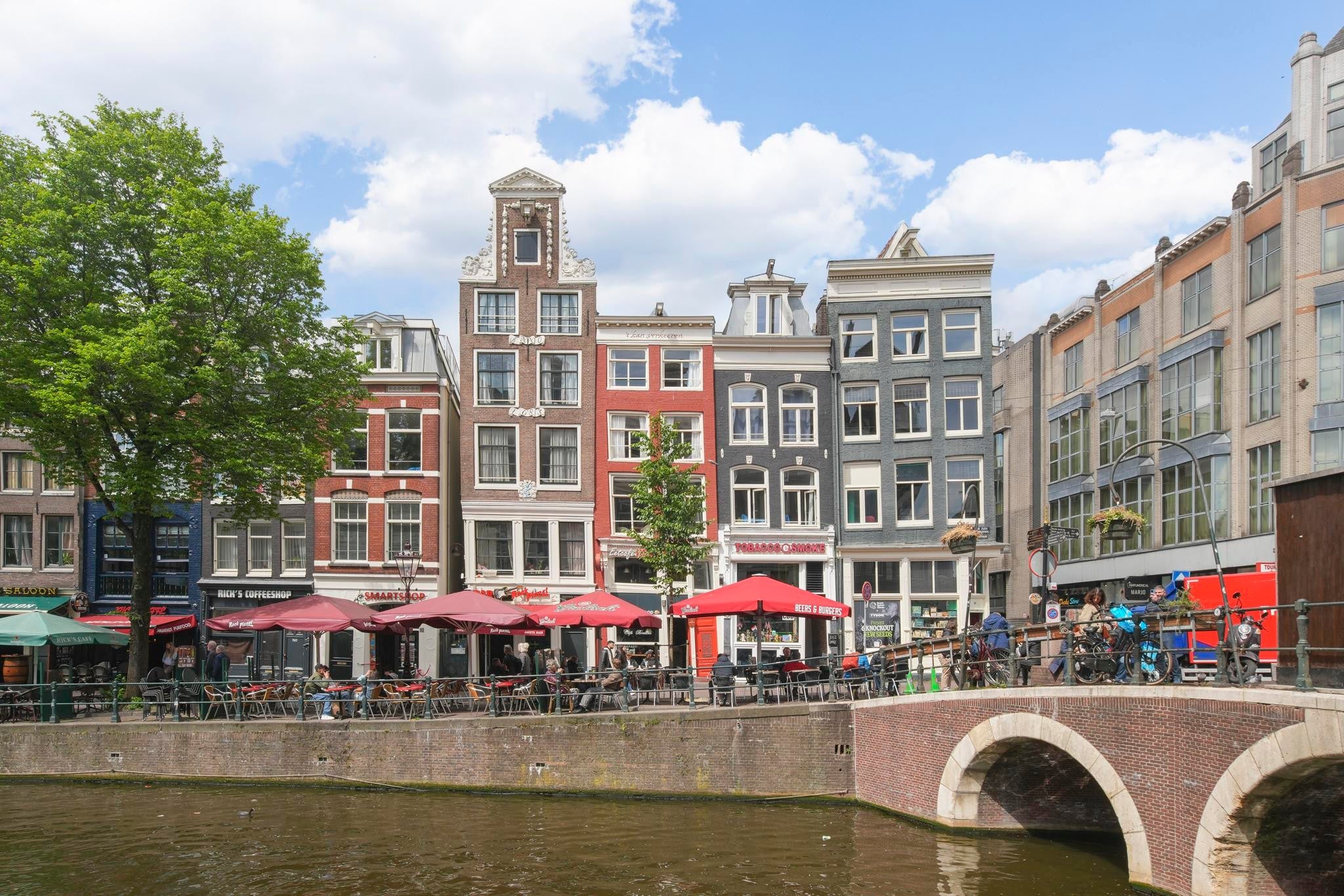 Huis Oudezijds Voorburgwal 244 B in Amsterdam