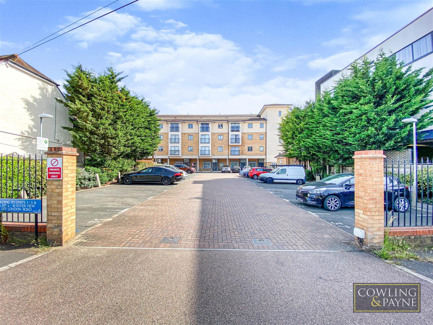 Flat Nevendon Road in Wickford