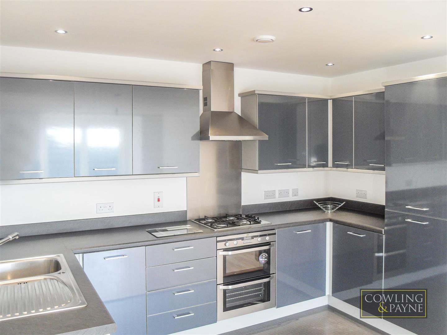 Flat Nevendon Road in Wickford
