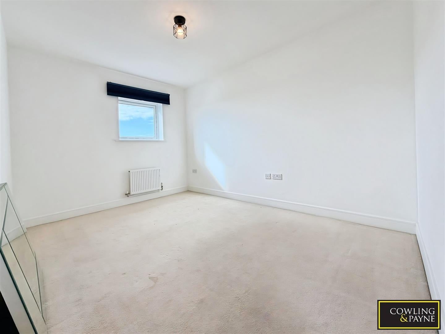 Flat Nevendon Road in Wickford