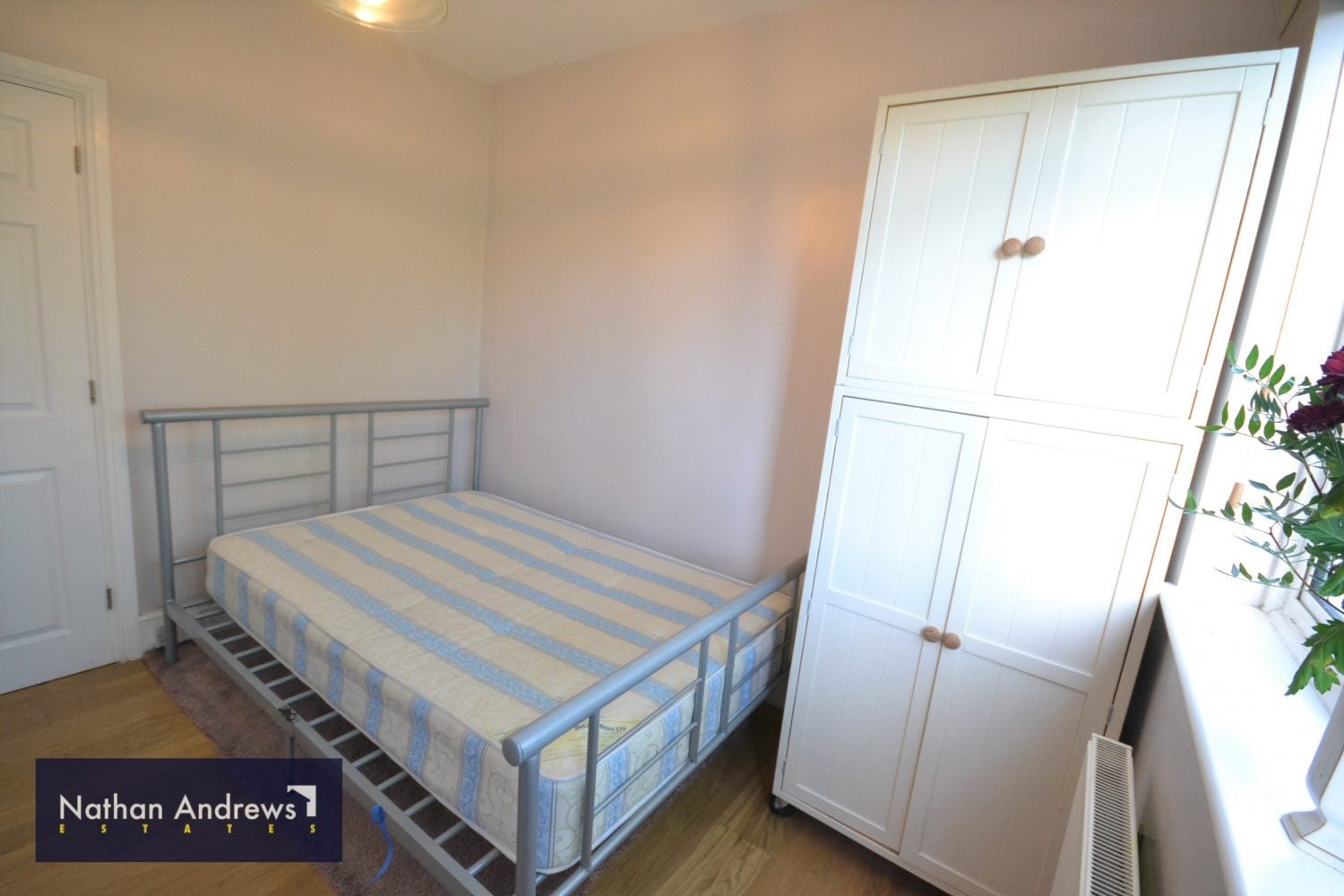 Flat Hamfrith Road in Greater London