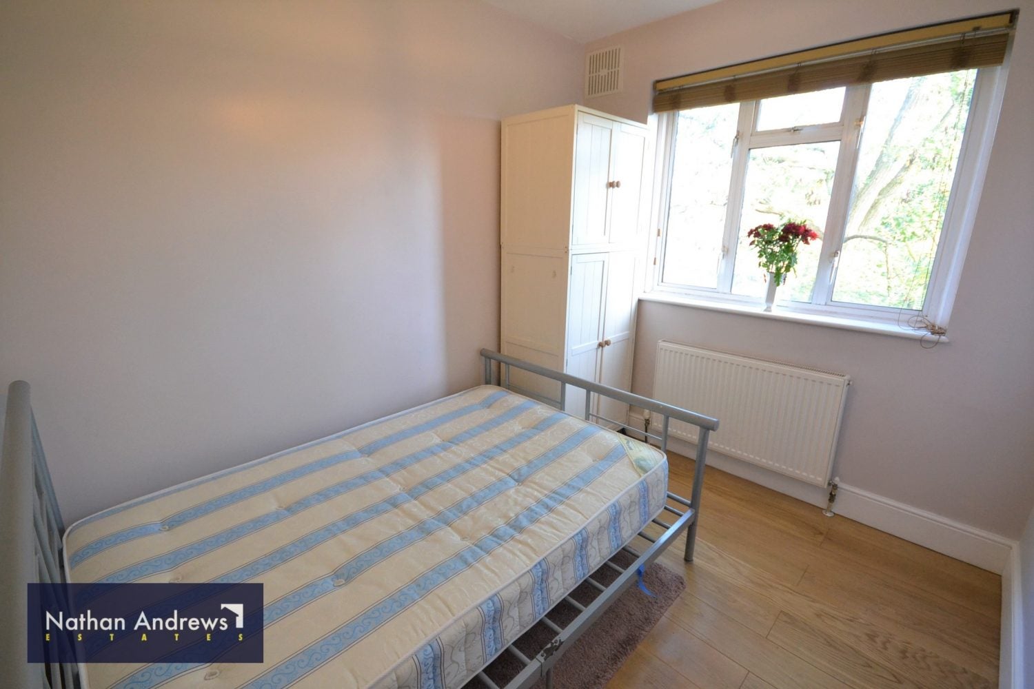 Flat Hamfrith Road in Greater London