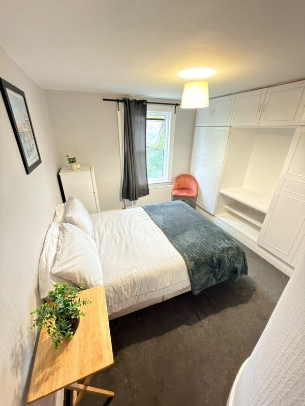 Room Wightman Road in Greater London