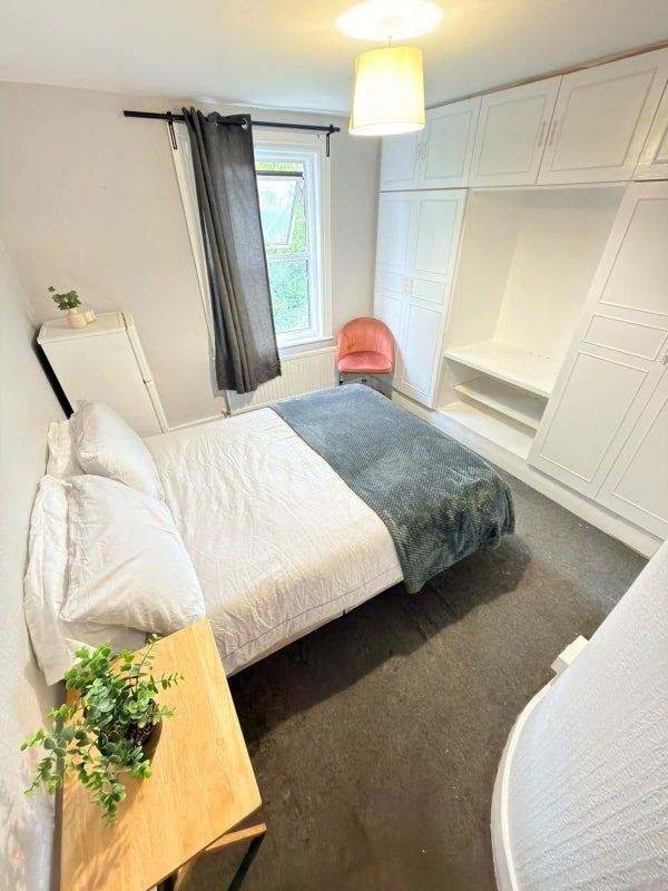 Room Wightman Road in Greater London
