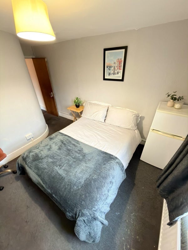 Room Wightman Road in Greater London