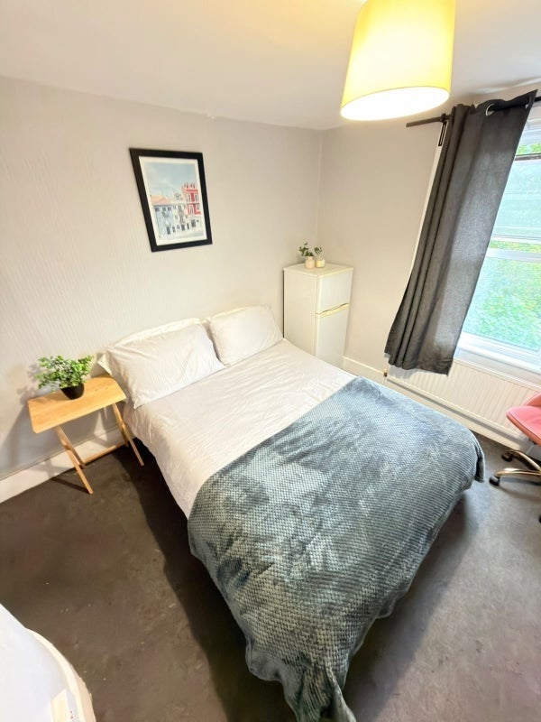 Room Wightman Road in Greater London