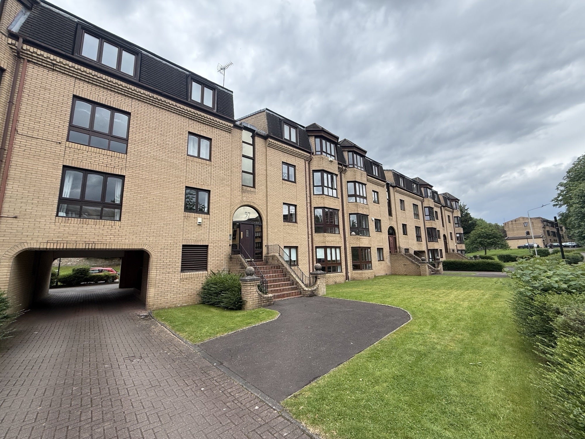 Flat Hughenden Lane in Glasgow